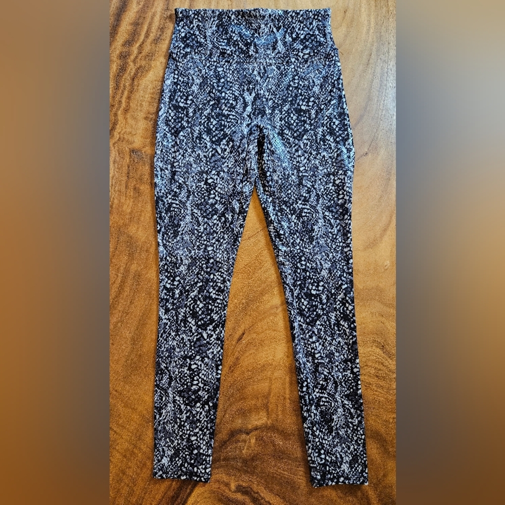 Spanx Faux Snakeskin Shine Legging Size Large (10-12)